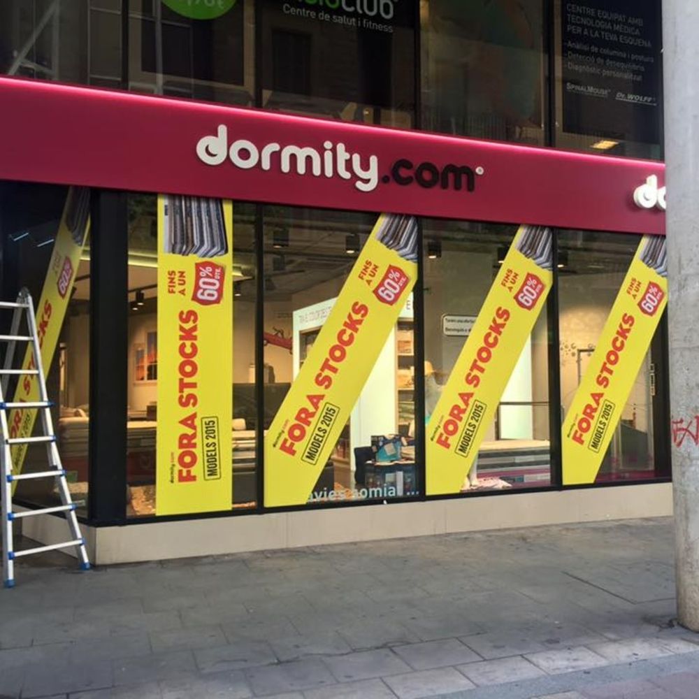 Campaña de rotulación en la fachada de Dormity