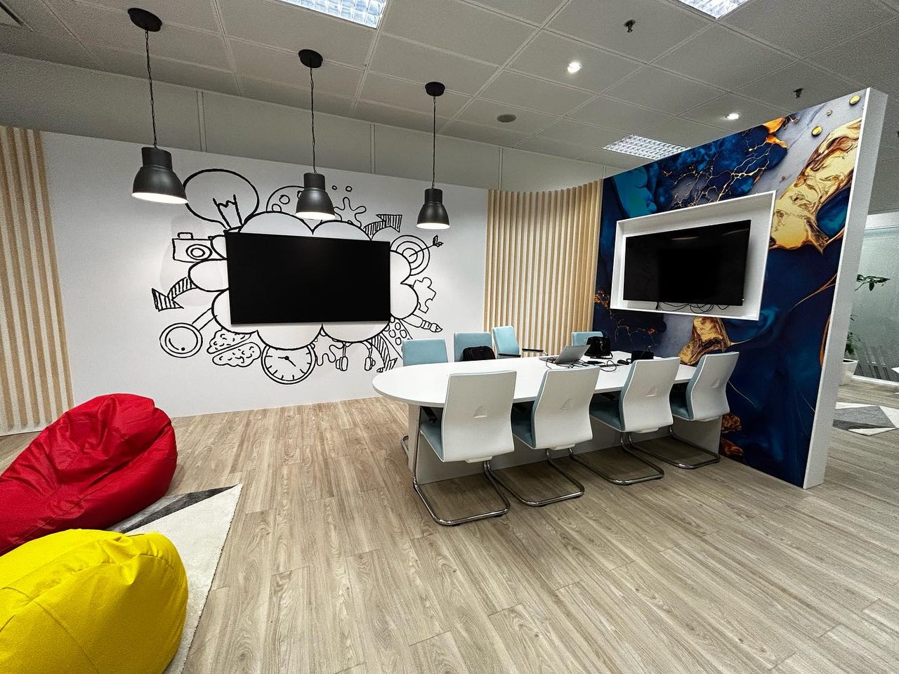 Oficina decorada con vinilos y murales