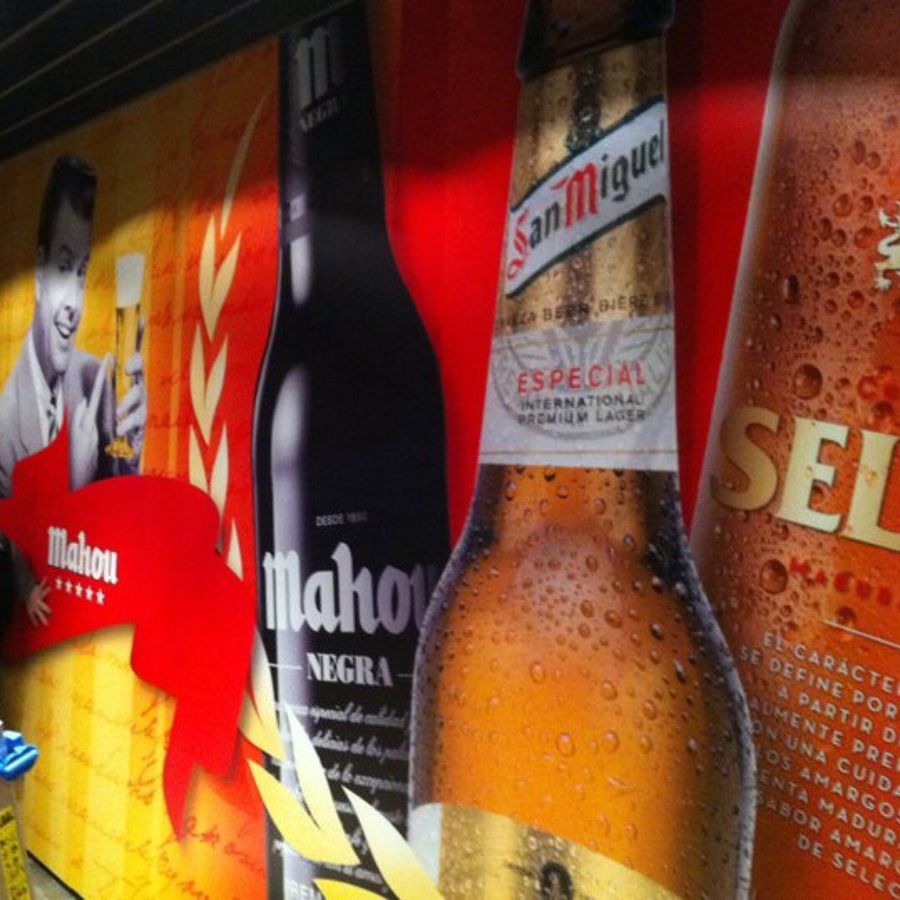 Vinilo de gran formato con botellas de cerveza