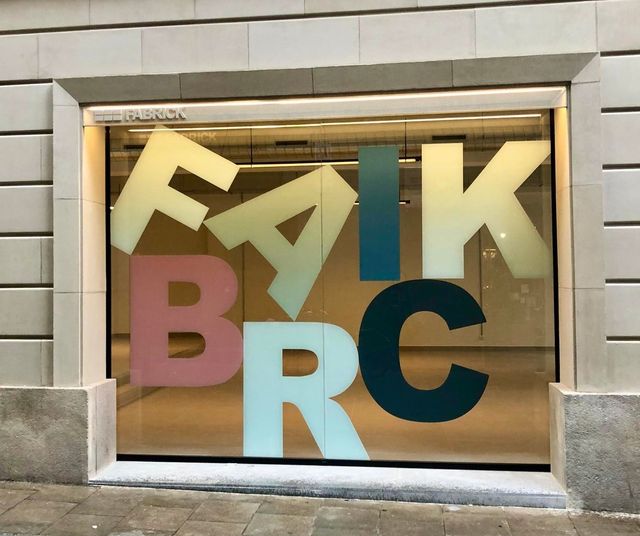 Letras de vinilo en el escaparate de Fabrick Gràcia